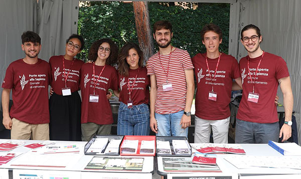 Studenti della Facolatà all'edizione precedente di Porte Aperte